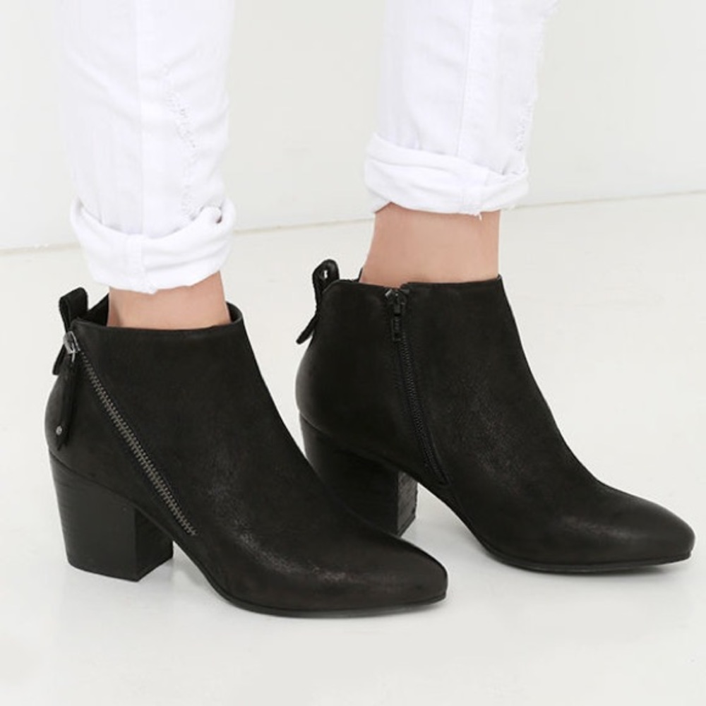 STEVE MADDEN JAYDUN BLACK BOOTIES